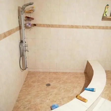 3 Bedrooms House At 400 M Away From The Beach With Furnished Terrace 펜션 *