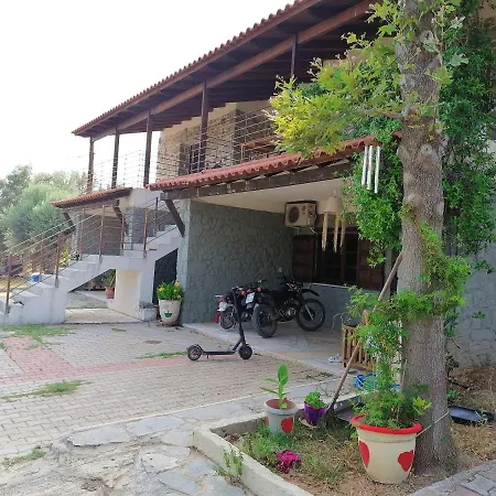 3 Bedrooms House At 400 M Away From The Beach With Furnished Terrace 펜션 Politiká
