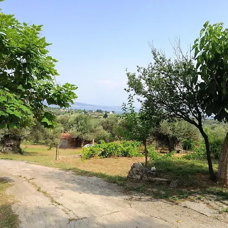 3 Bedrooms House At 400 M Away From The Beach With Furnished Terrace 펜션 *