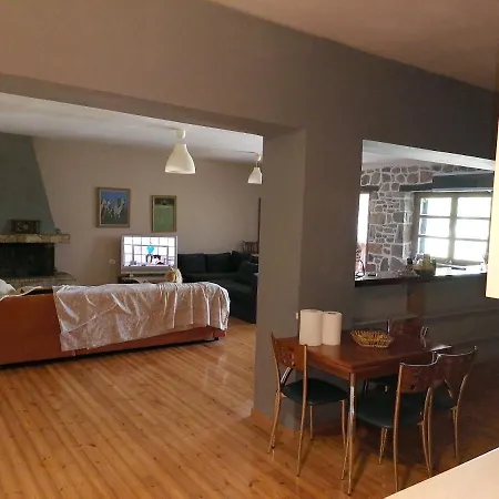 3 Bedrooms House At 400 M Away From The Beach With Furnished Terrace 펜션 *